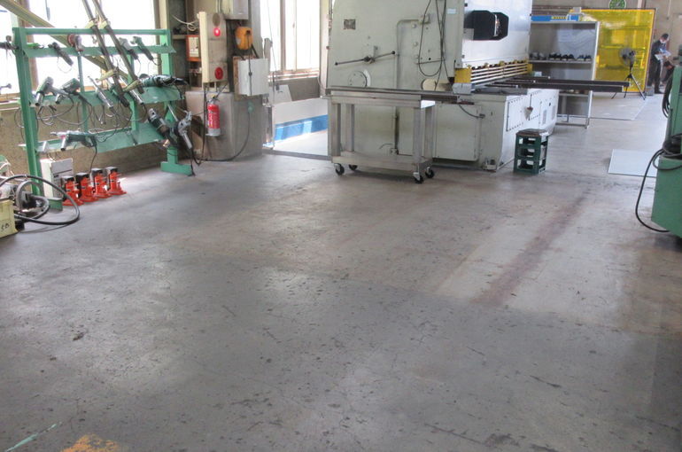 北栄ステンレス様第一工場床防塵塗装工事（脱脂、プライマー塗布、下地処理）