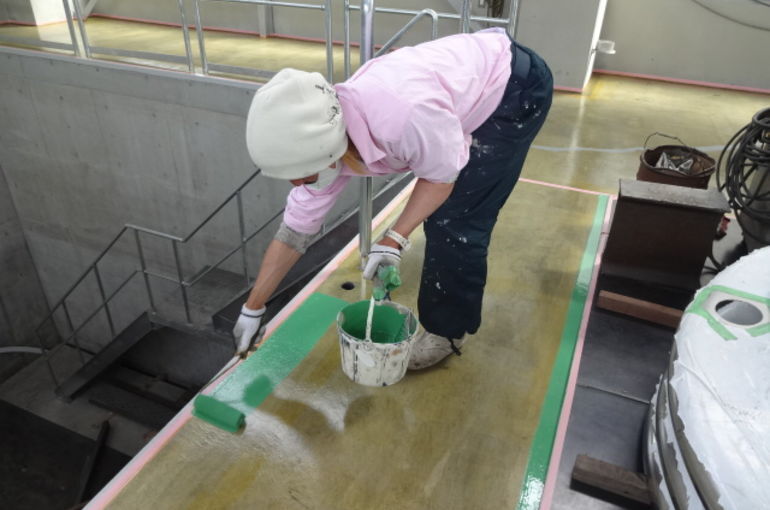 北栄ステンレス様第二工場床防塵塗装（中塗り）